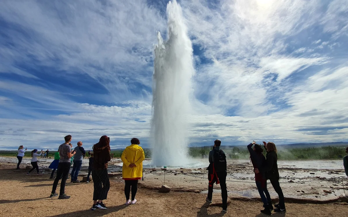 ゴールデンサークル ルートでストロックル間欠泉が水の柱を空高く噴き上げる様子