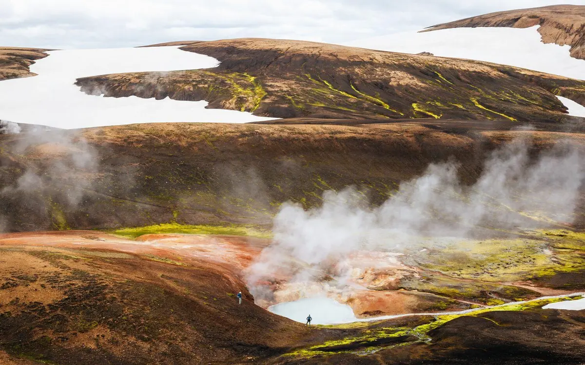 Bänder aus Ocker und Grün im Rhyolith über den Hügeln oberhalb von Landmannalaugar